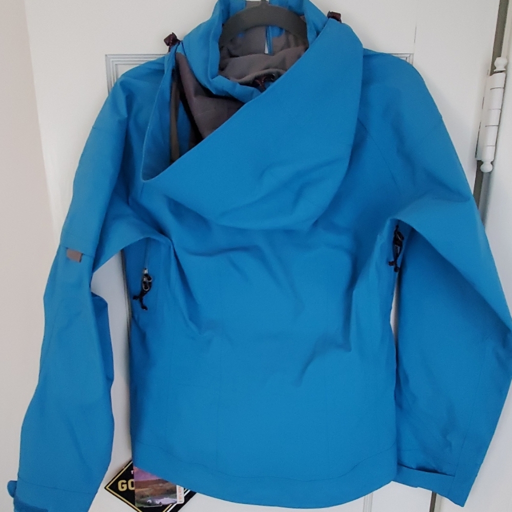 Waterproof jacket - Picture 2 of 3
